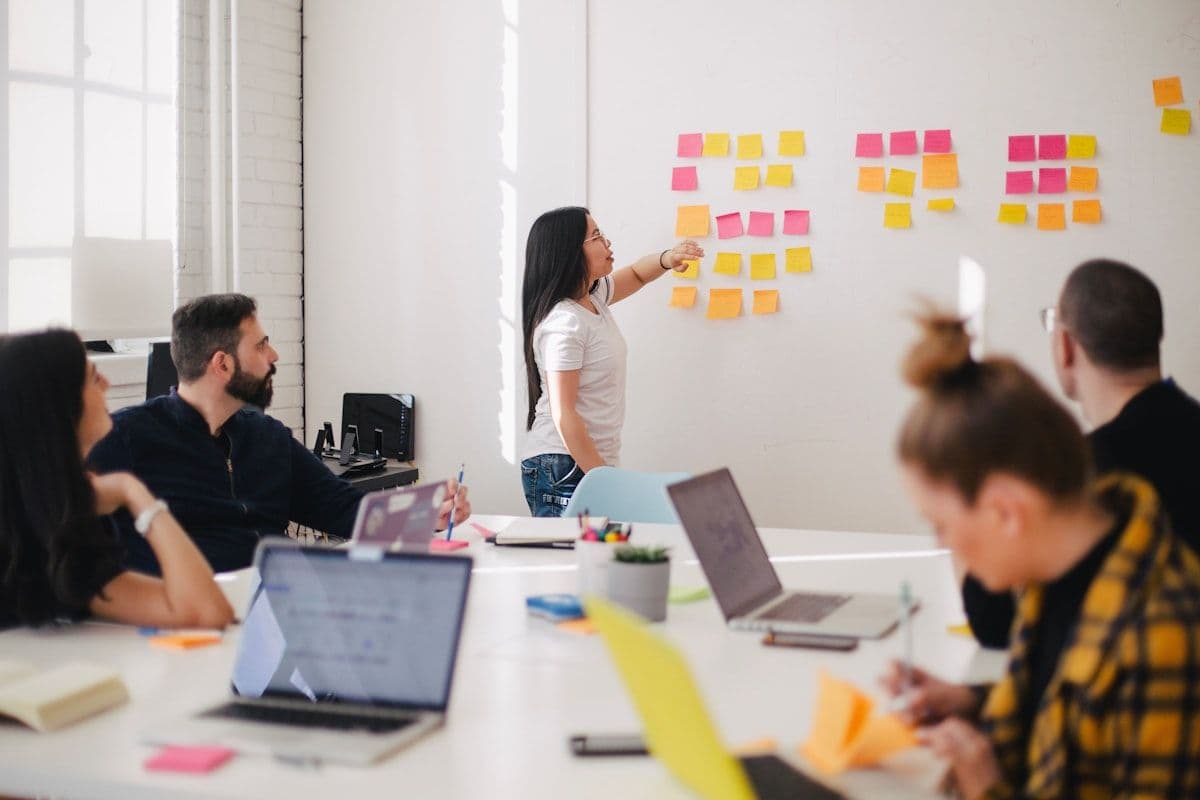 Reskilling vs contratar en IA: cómo decidir qué le conviene a tu empresa en 2026